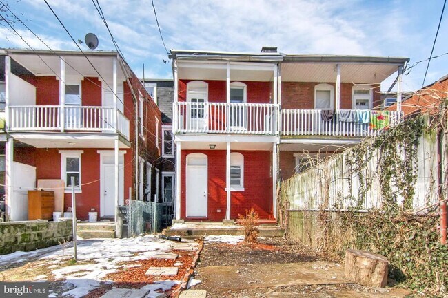 Building Photo - 5 Bedroom in Uptown Hbg - Section 8 accepted.