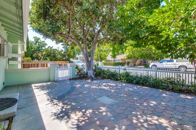 Building Photo - Duplex in Mountain View -  hardwood floors...