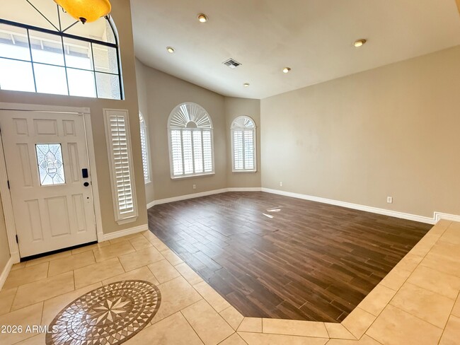 Building Photo - 902 W Sherri Dr