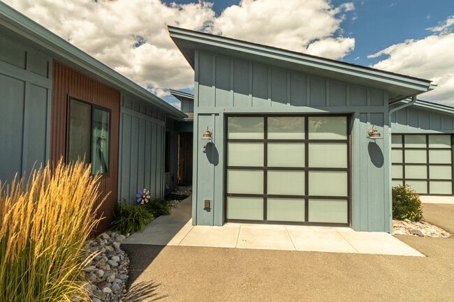Building Photo - 804 7th Ave W