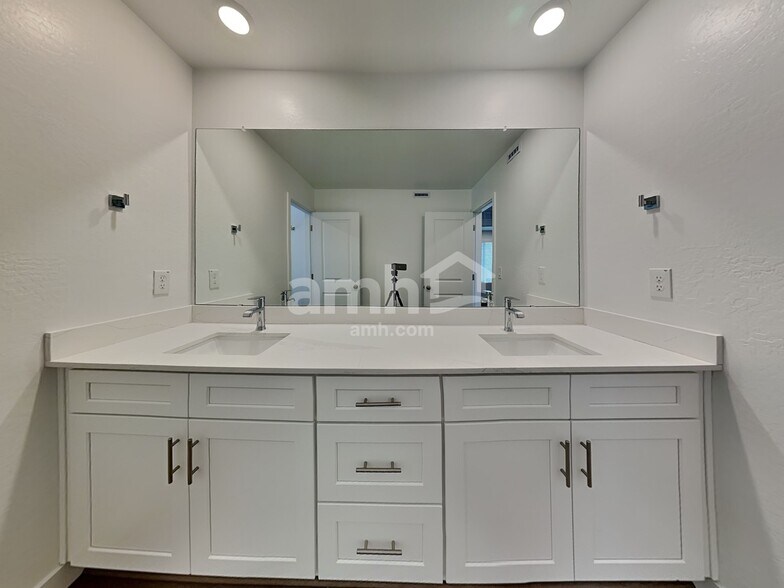 Building Photo - 20177 W Thomas Rd