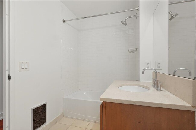 Building Photo - 389 Washington St