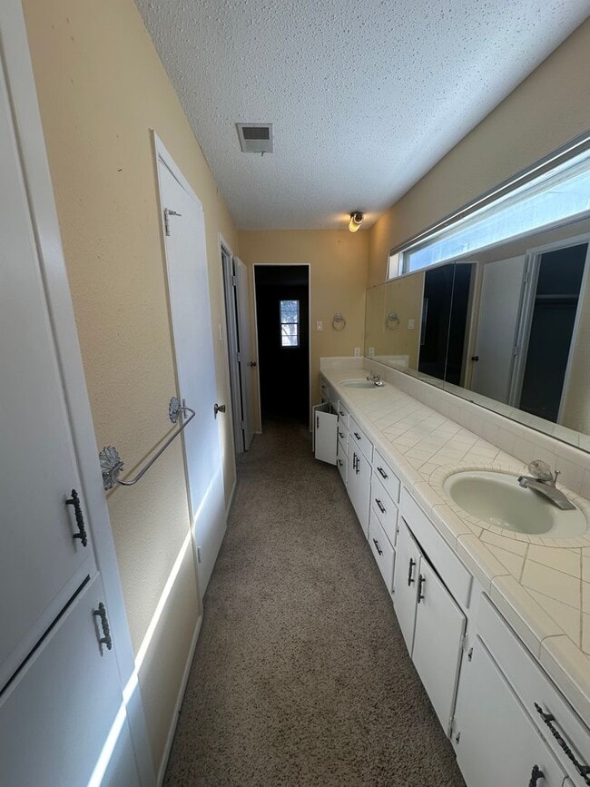 Building Photo - 2 Bed Brick House! Golf Course View!
