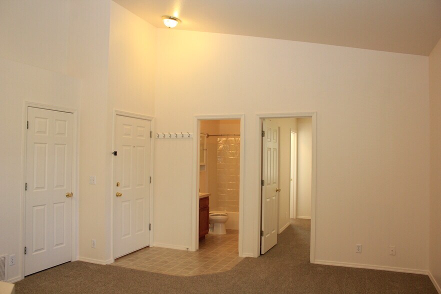 Vaulted Ceilings - 7626 W Opohonga Ln