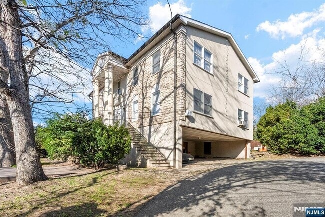 Building Photo - 360 Gorge Rd