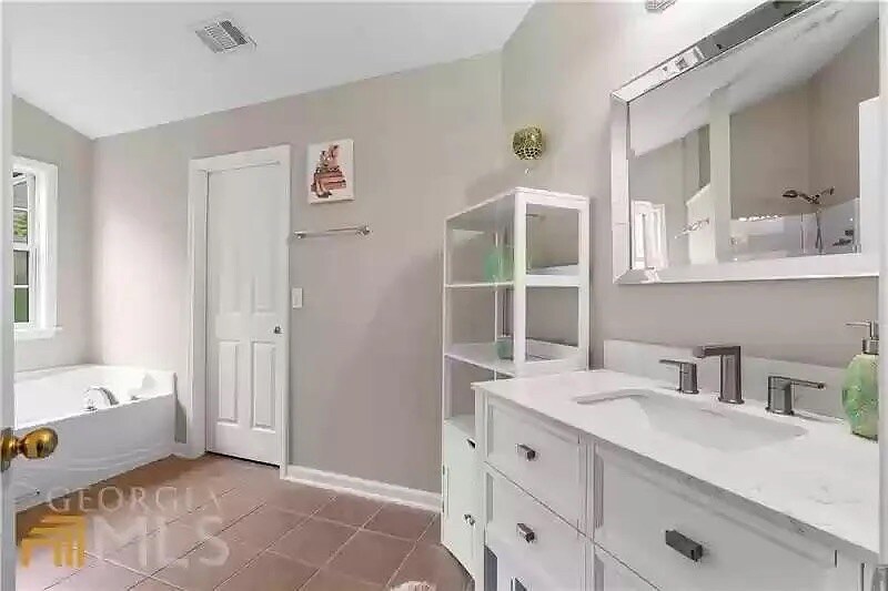 Building Photo - Room in House on Weller Tr NE