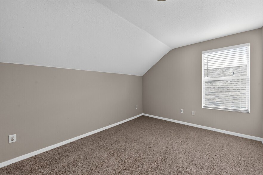 Building Photo - 6641 Cambridge Park Dr