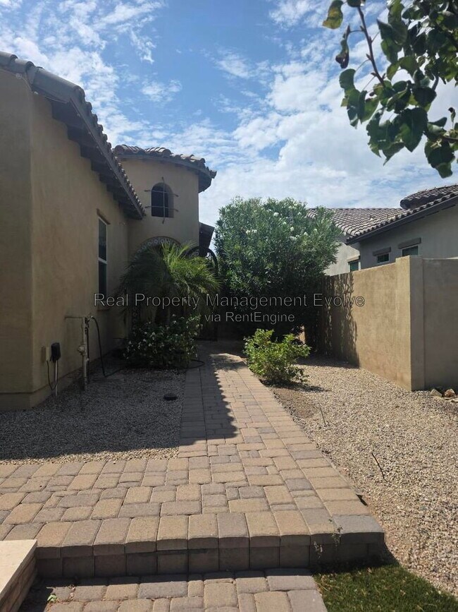 Building Photo - 2307 E Mahogany Pl
