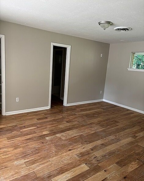 Building Photo - 640 Briarwood Dr
