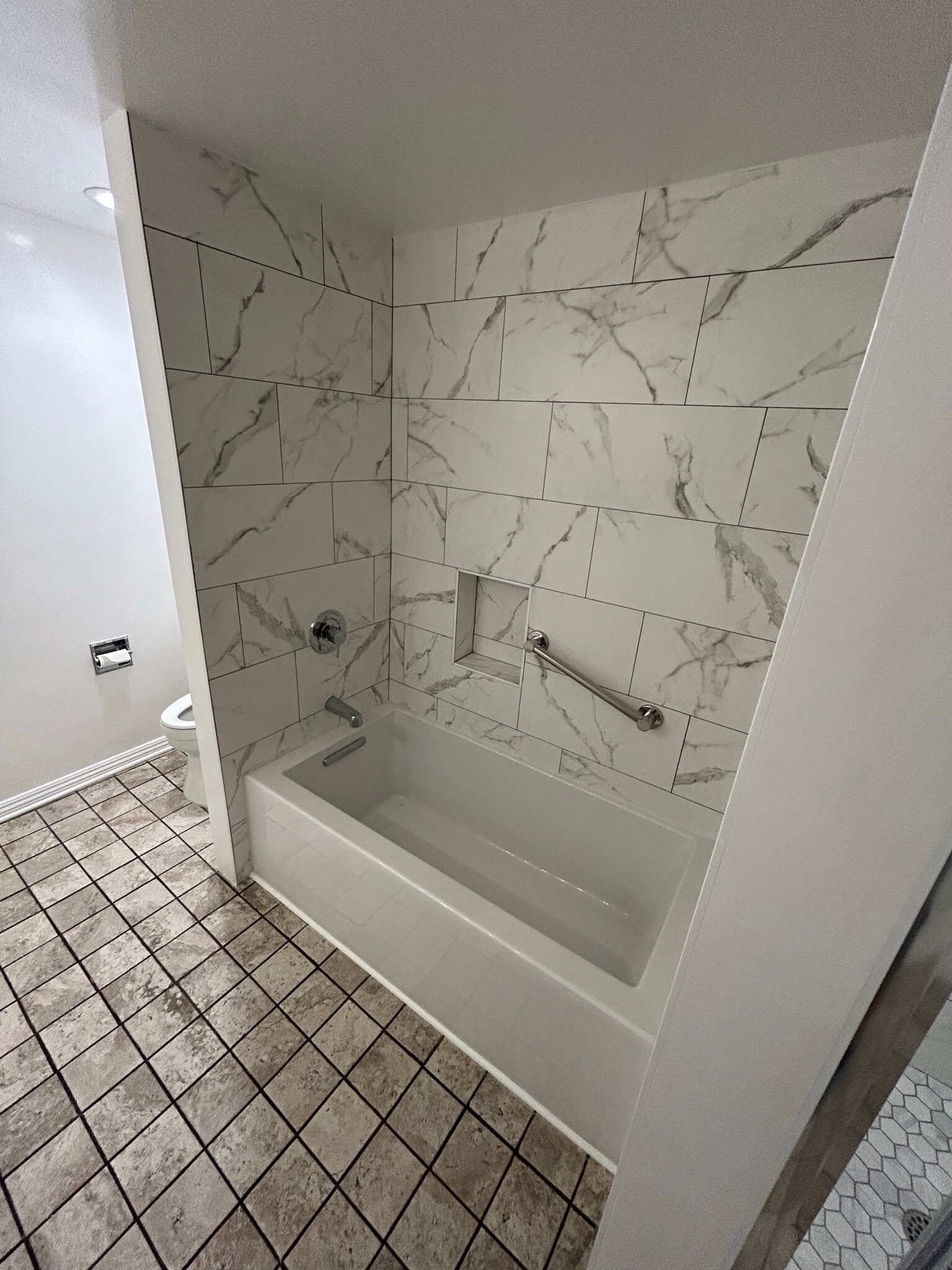 Soaking Tub - 289 S Barrington Ave