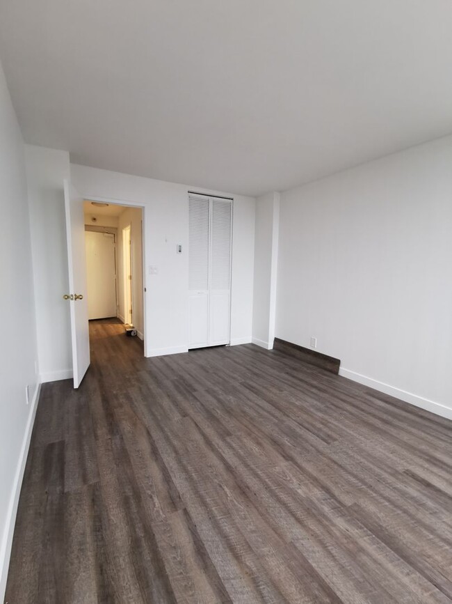 Building Photo - Brand new renovated 1 bedroom, 1 bath cond...