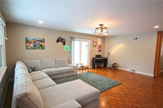 Building Photo - 16 Buchanan Rd