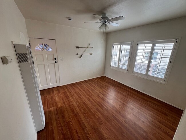 Building Photo - Charming 1x1 in Historic Old Town! Beautiful Original Hardwood Floors + Prime Location