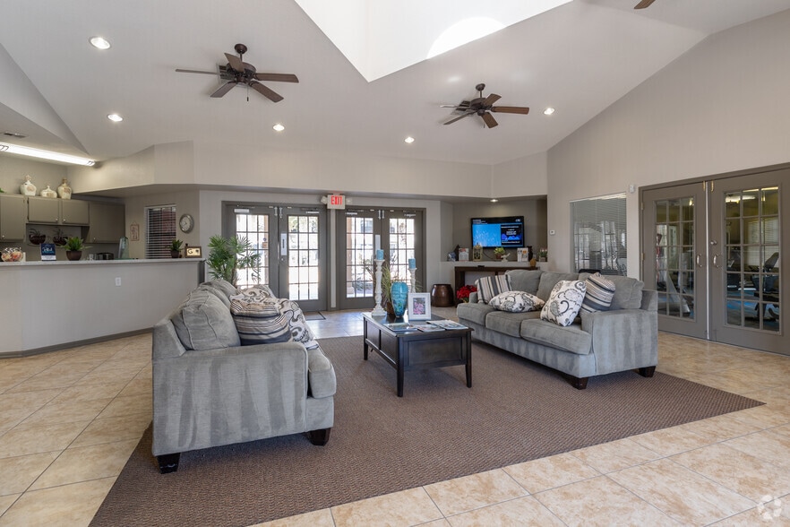 Lobby Photo - Cottonwood Crossing