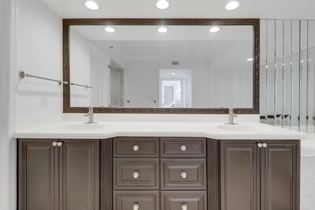 Building Photo - 5380 N Ocean Dr