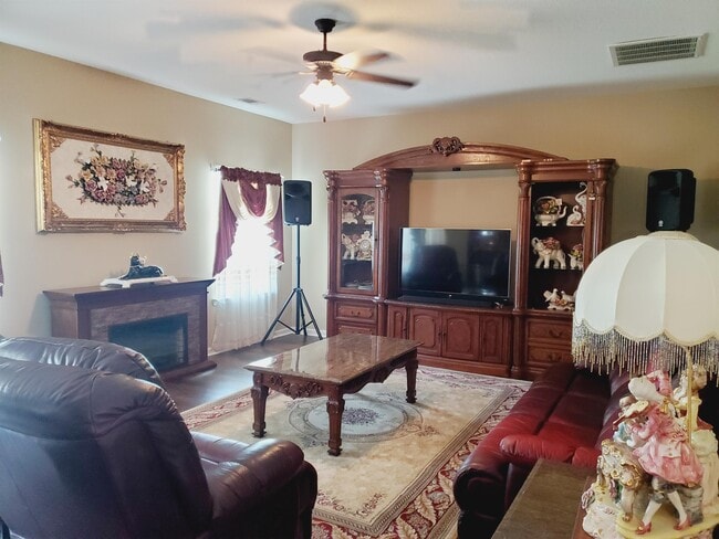 Building Photo - 908 Blane Ln