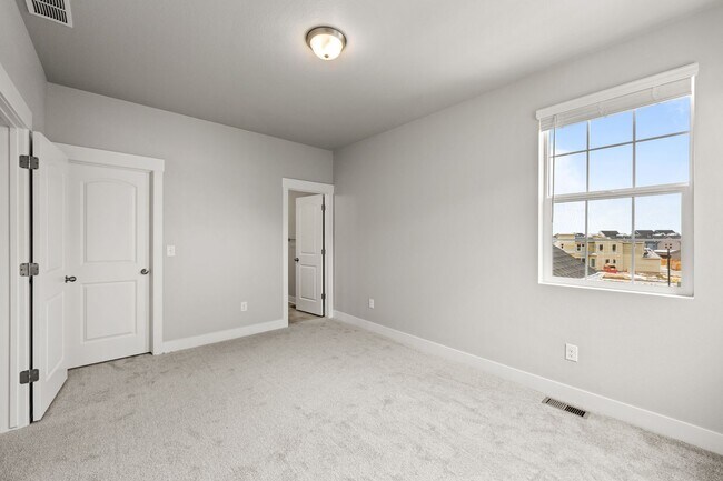 Building Photo - Spacious Family Home in Quiet Neighborhood