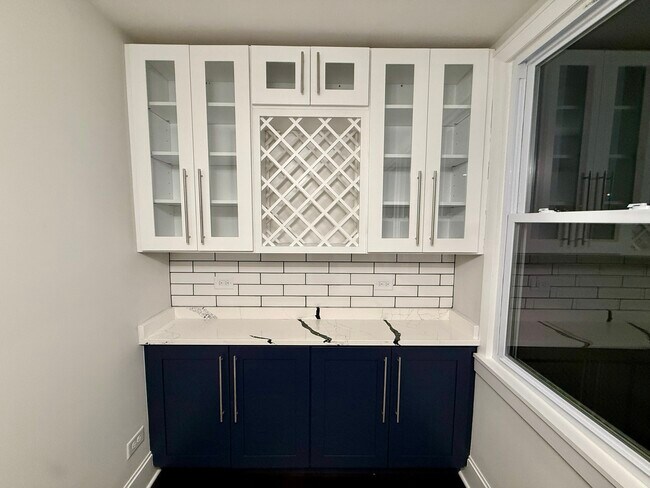 Building Photo - 5942 W Eastwood Ave