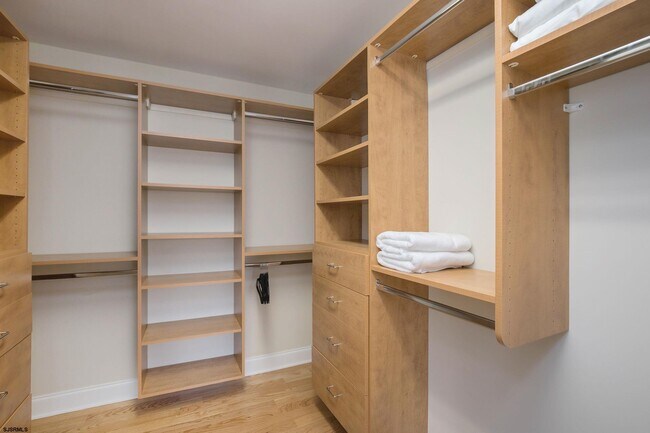 Building Photo - 7611 Ventnor Ave