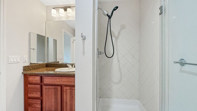 Building Photo - Major renovations and very well kept 3-Bedroom Apartment!