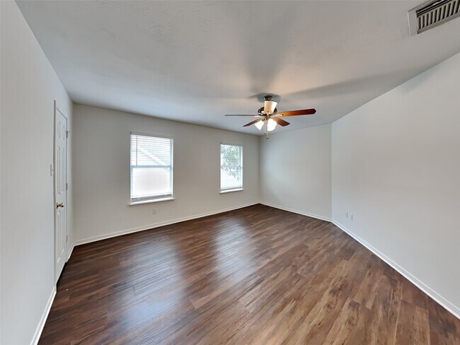 Building Photo - 3719 Pine Lake Dr