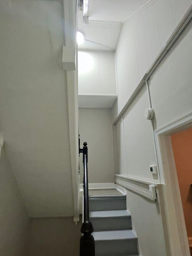 Building Photo - 7 Bedrooms 3.5 Bathrooms