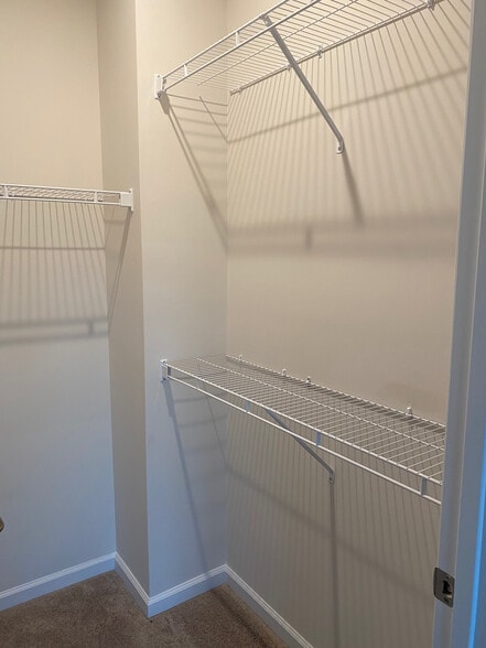 Building Photo - Room in Townhome on Valley Walk Dr