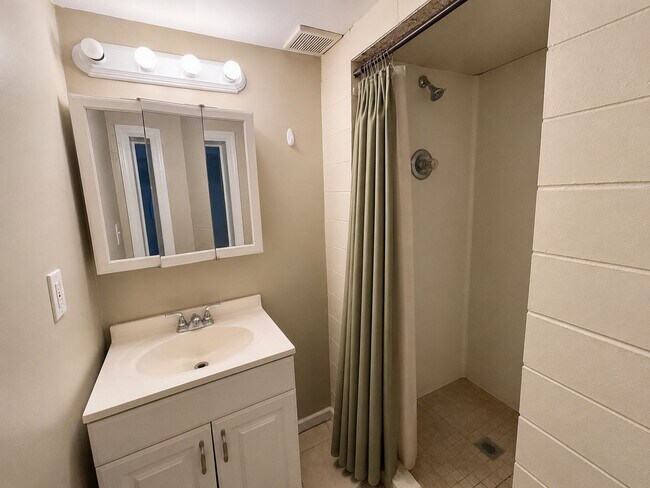 Building Photo - 730 Golfview Dr