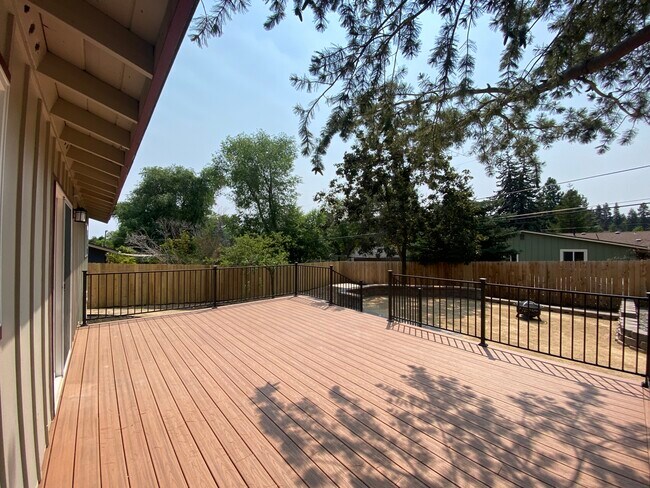 Building Photo - 1261 NE Dempsey Dr