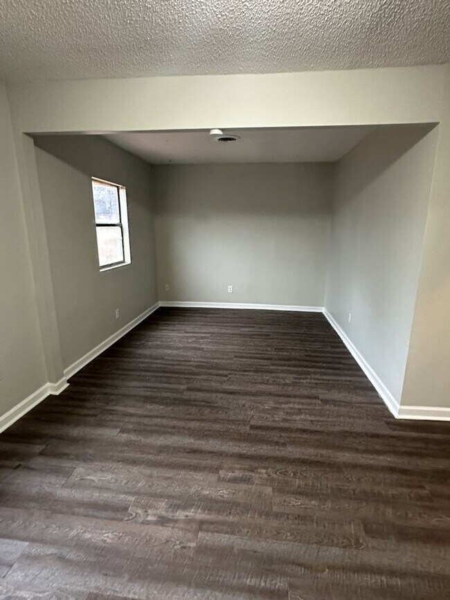 Building Photo - Newly Available! 2 Bedroom 1 Bathroom! $350 off first month!