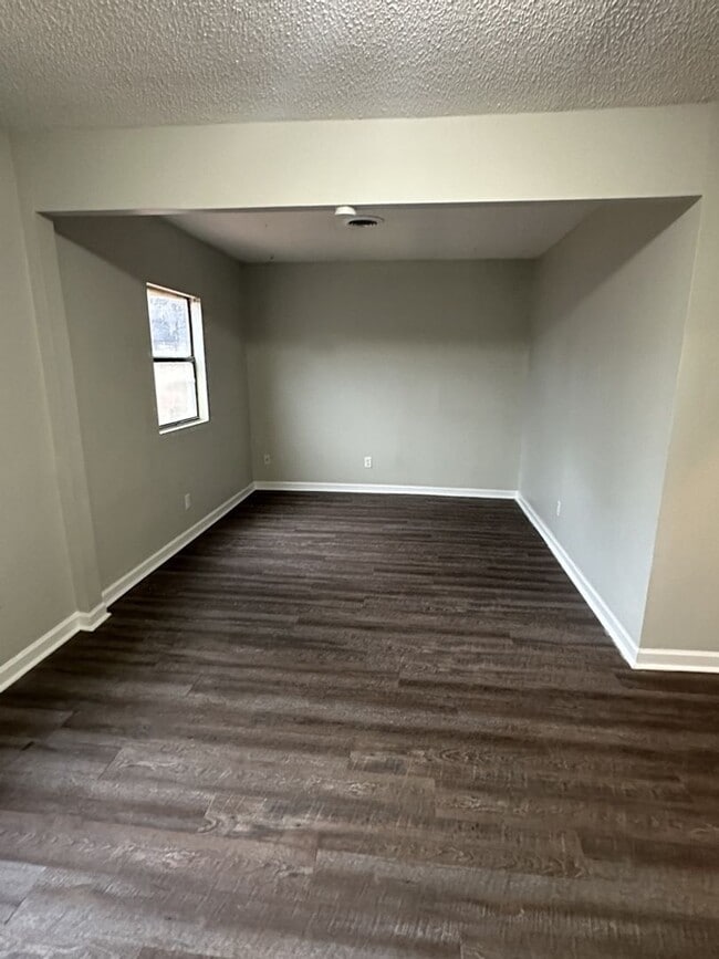Building Photo - Newly Available! 2 Bedroom 1 Bathroom!