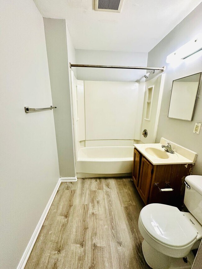 Building Photo - Affordable 3 bedroom in West Louisville-Section 8 Accepted