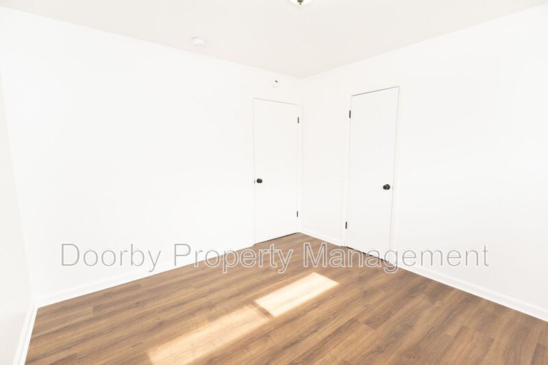 Building Photo - 2011 Milne St