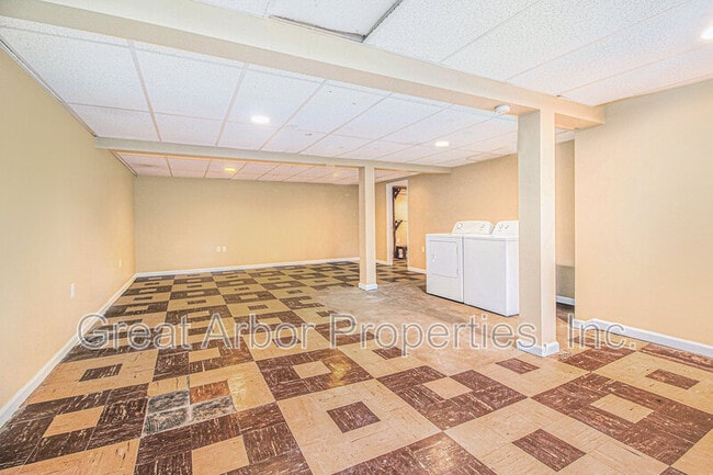 Building Photo - 392 Firwood St