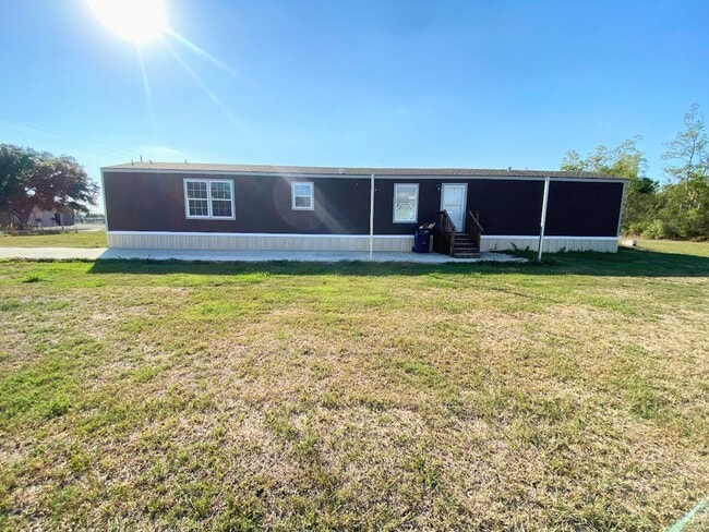 Building Photo - Spacious 3 Bedroom Mobile Home for Rent in...