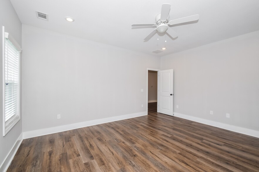 Building Photo - 1047 Autumns Wood Cir E