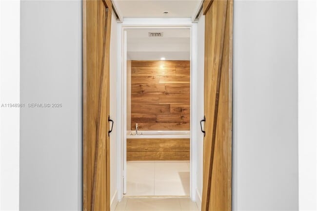 Building Photo - 1800 Sunset Harbour Dr