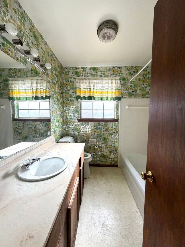 Building Photo - Impressive 5 Bedrooms & 3 full Bathroom Home