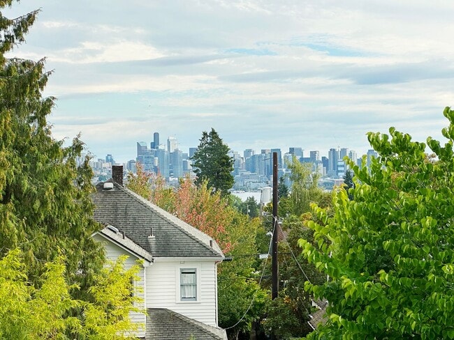 Building Photo - 3Bd/3Ba Seattle Townhouse