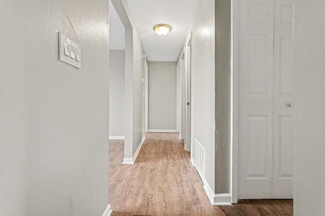 Building Photo - 2 Bedroom Newly Updated Apartment Rental - $1100/Month