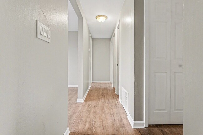 Building Photo - 2 Bedroom Newly Updated Apartment Rental - $950.Month