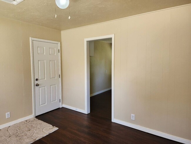Building Photo - 5108 N Beaver Ave