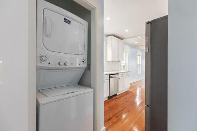 Building Photo - 1008 Winthrop Ave