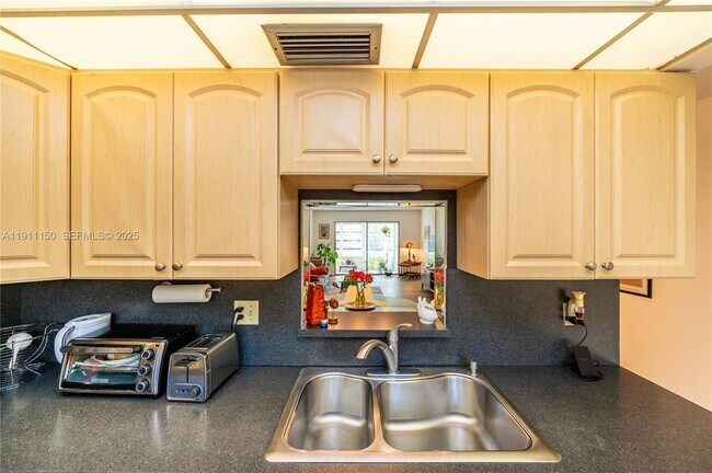 Building Photo - 2101 Lucaya Bend