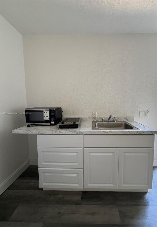 Building Photo - 1071 SW 11th Ct