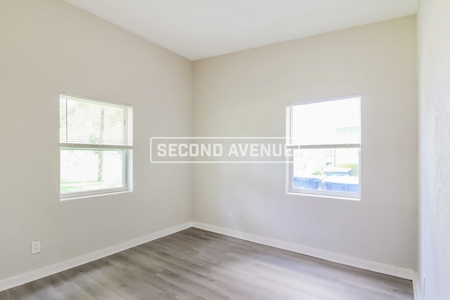 Building Photo - 2646 Lantana Ave