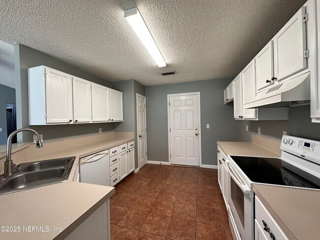 Building Photo - 9007 Bridgecreek Dr W