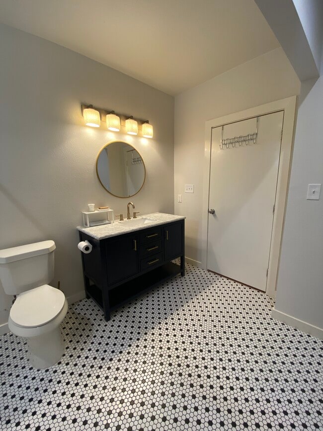 Building Photo - 6700 Columbia Dr