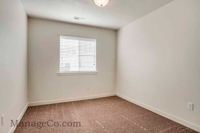 Building Photo - Comfortable New Townhouse