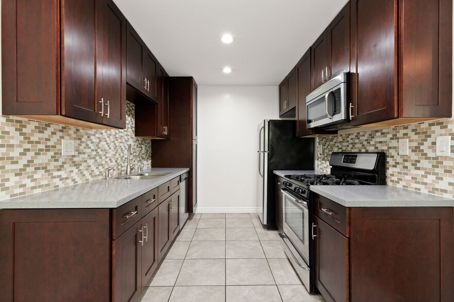 Interior Photo - Cozy Perfect Location Three Bedroom Availa...